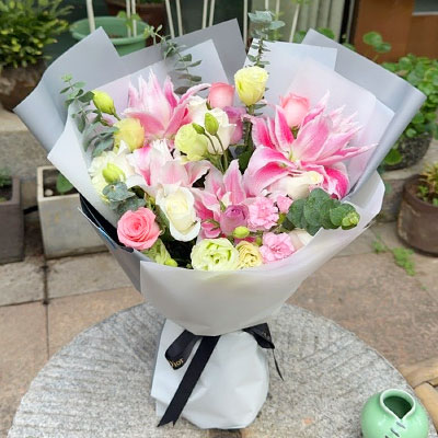 包头9朵玫瑰混搭百合，爱恋纯真无邪